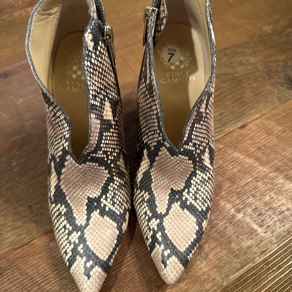 Vince Camuto Sestrinda Snake Print Pointed Toe Leather Heeled Ankle Booties Sz 7 - Picture 2 of 9